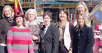 SWEA Málagas nya styrelse, från vänster: Trine Blom, Rebecka Janse, Ann-Sofie Frånberg, Marie Skantz, Tina Broberg, Marianne Englund och Petronella Ekegren Franzetti. Sekreteraren Christina Sanmark saknas. Foto: SWEA.